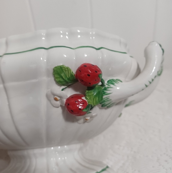 Italian Strawberry Tureen - Picture 10 of 13